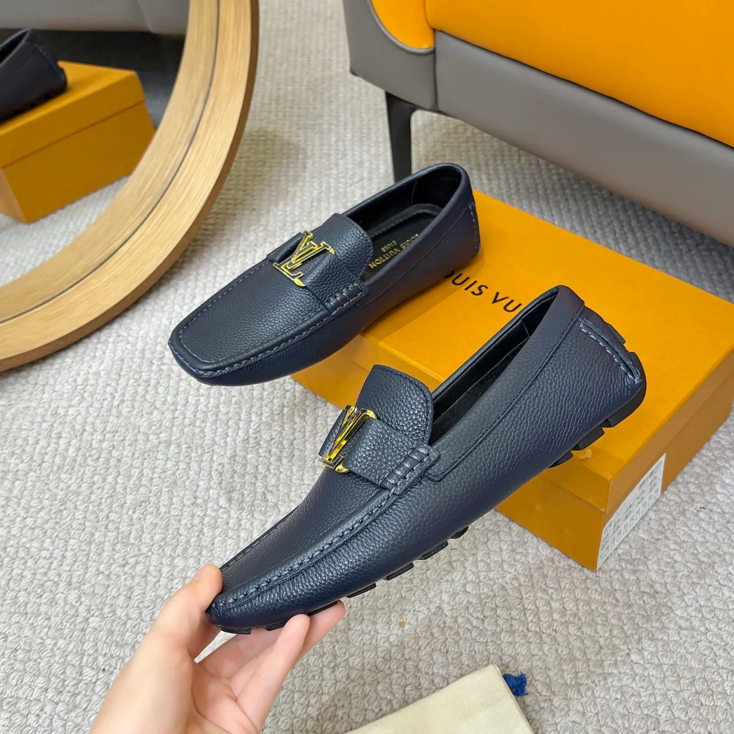 Men's men's shoes 💰420 (Yangli) LV 2⃣️0⃣️2⃣️5️⃣Spring and summer counter GLORIA series models ✈️Original factory special leather production, original last type. A classic driving slip-on casual shoe that shows an elegant style with exquisite craftsmanship details such as Monogram embossing all over the upper🌀Italian imported calfskin fabric Sheepskin foot pads➕Inside～Private mold replica sole Unique style Comfortable driving slip-on Size: 4-12 (38-46) Comes with [Counter packaging: original box, wrapping paper, card, instruction manual, shoehorn, cloth bag] No pressure to enter and leave the counter!